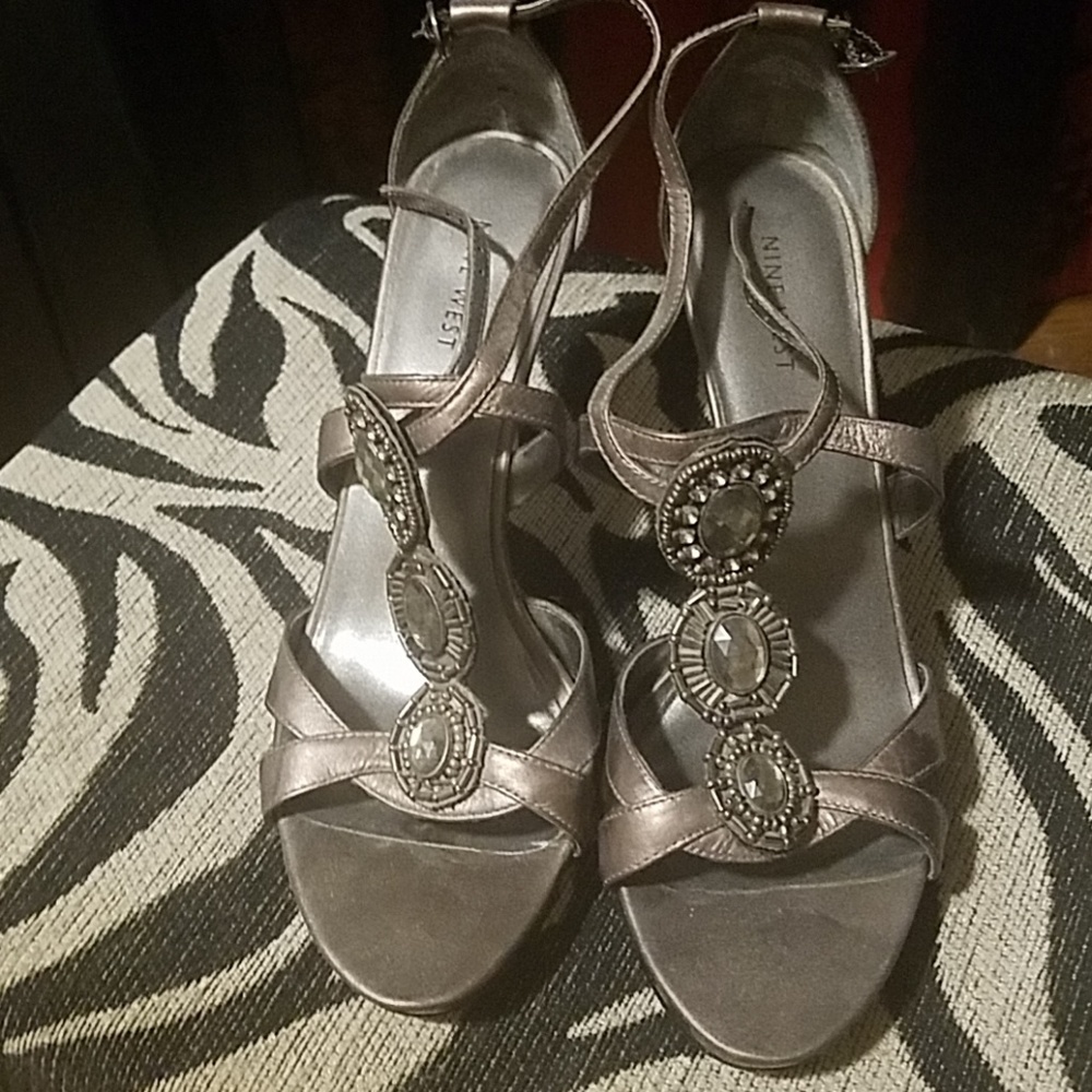Strappy sandals with heel and jewel accents